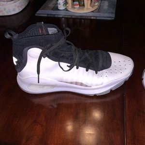 Curry 4 black and white